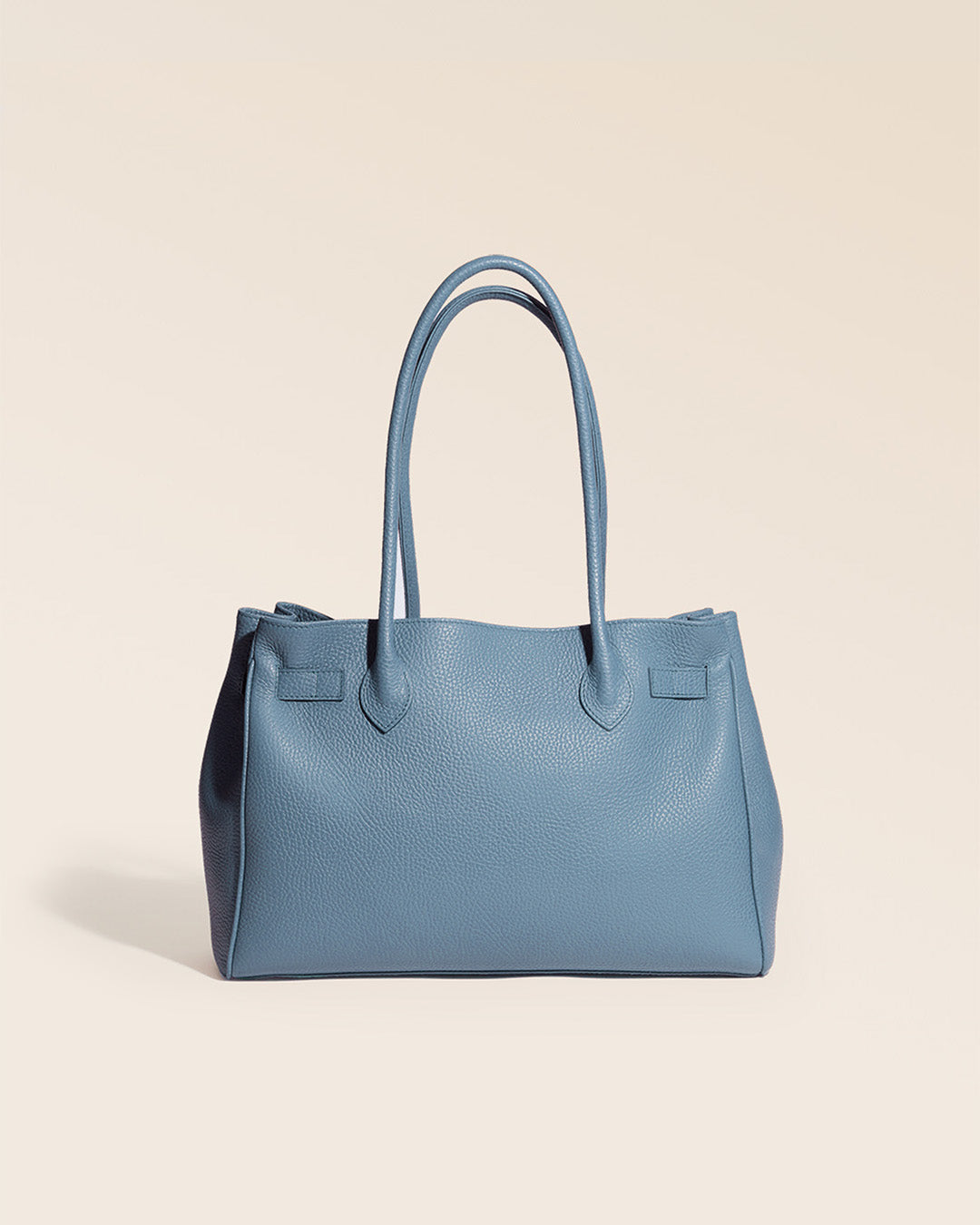 Notre sac Balneum en cuir façon vigogne bleu cobalt vu de dos en studio.