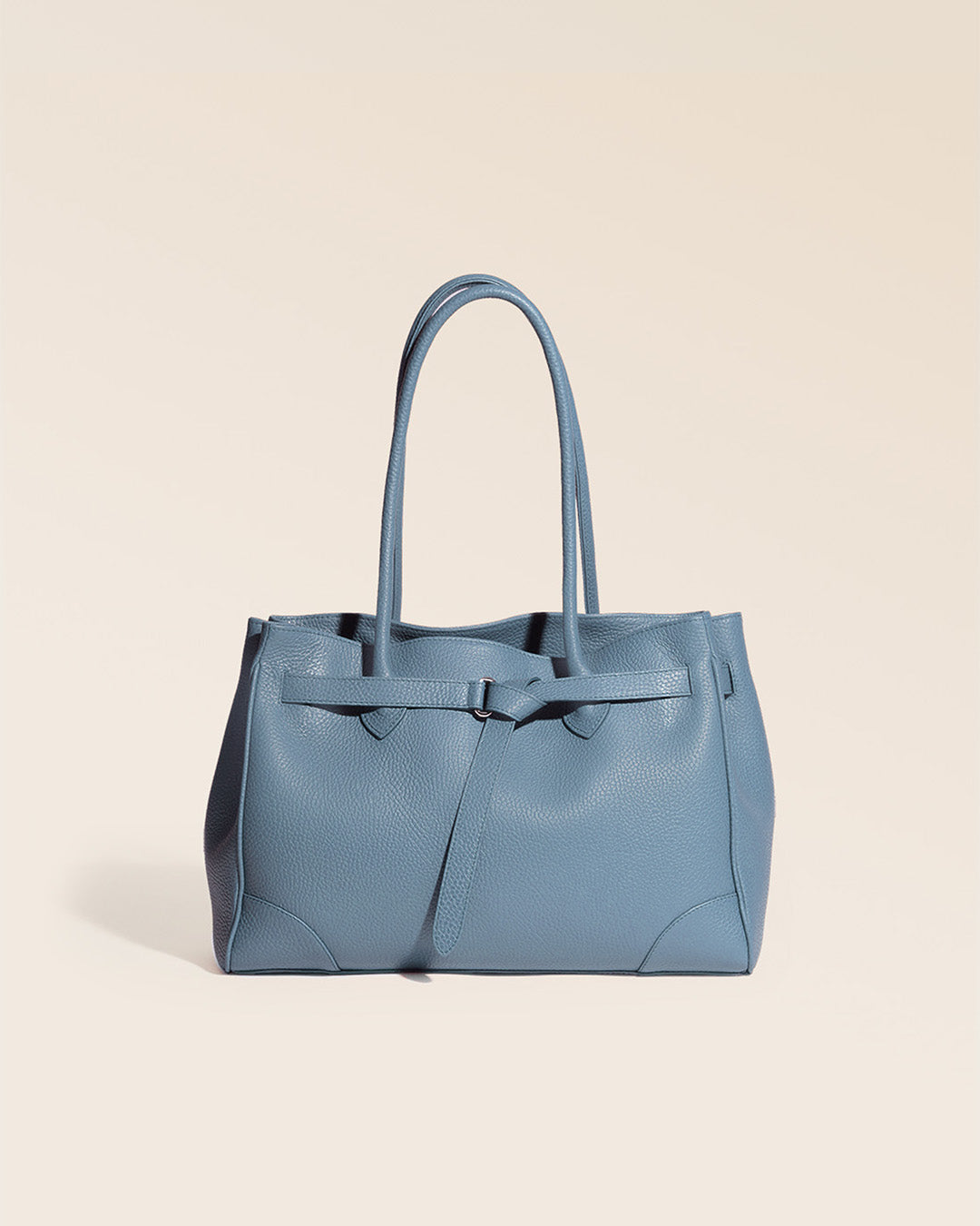 Notre sac Balneum en cuir façon vigogne bleu cobalt vu de face en studio.