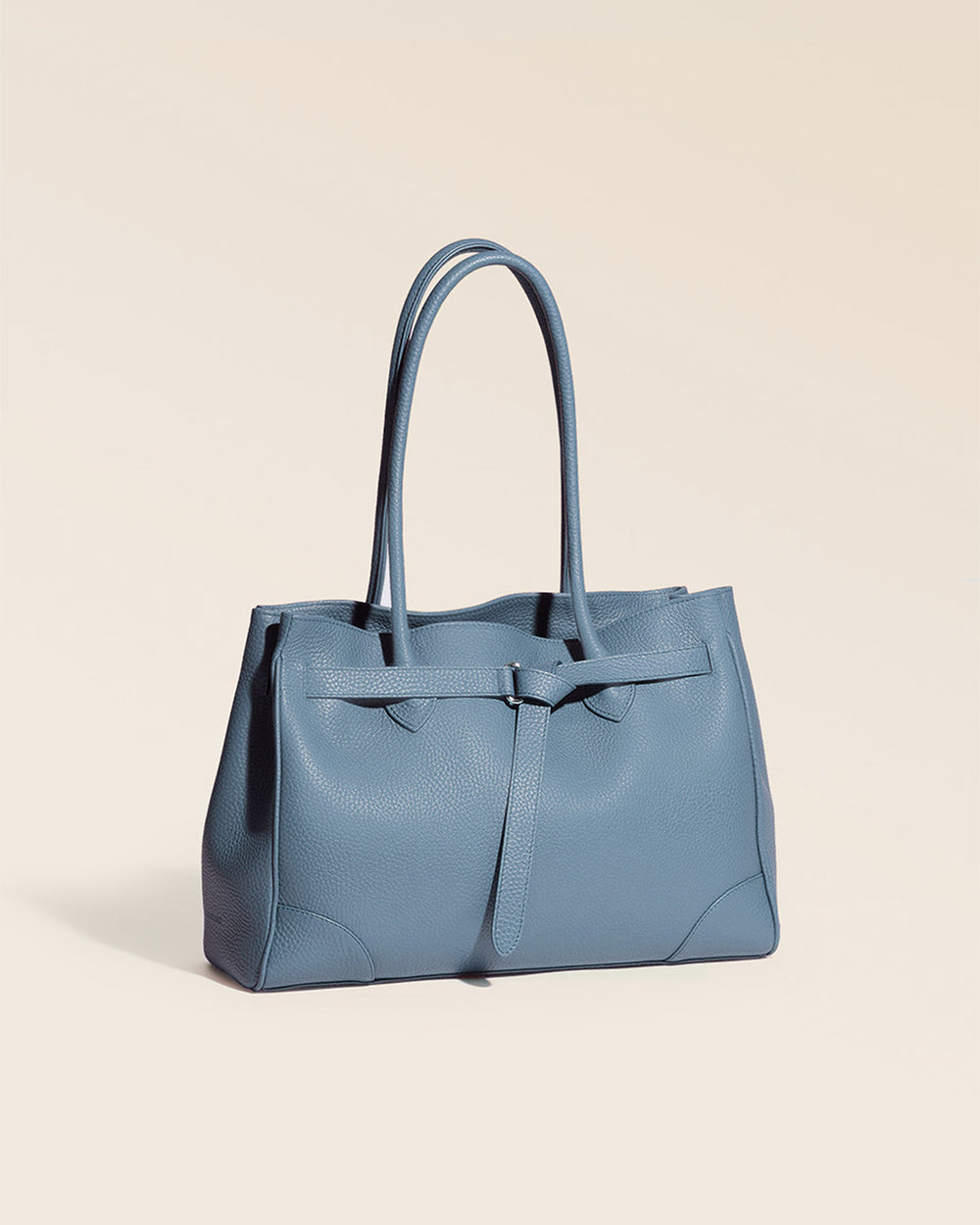 Notre sac Balneum en cuir façon vigogne bleu cobalt vu de quart en studio.