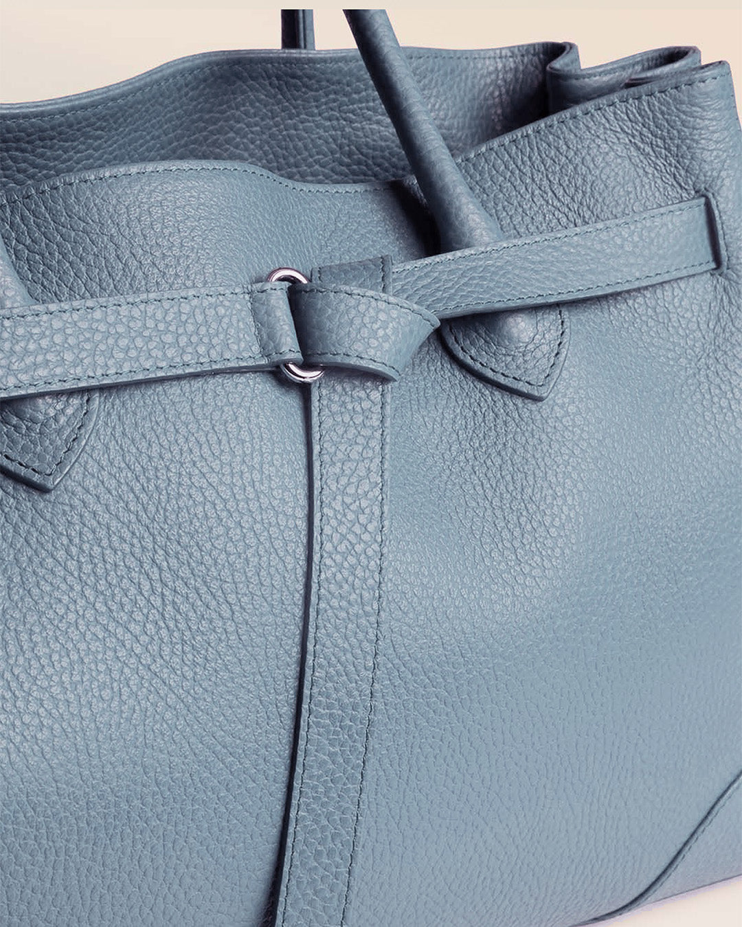 Notre sac Balneum en cuir façon vigogne bleu cobalt vu de près en studio.