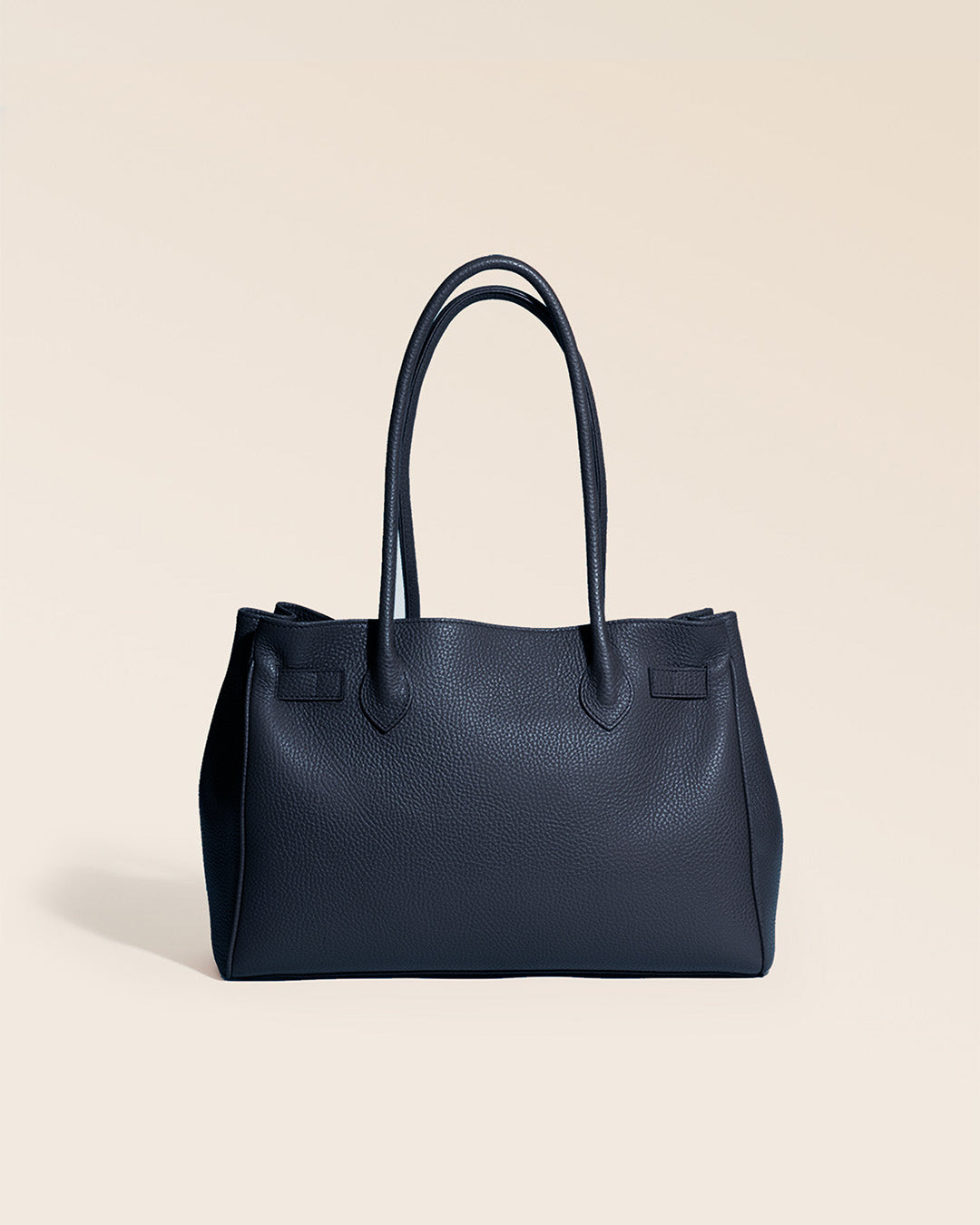 Notre sac Balneum en cuir façon vigogne bleu marine vu de dos en studio.
