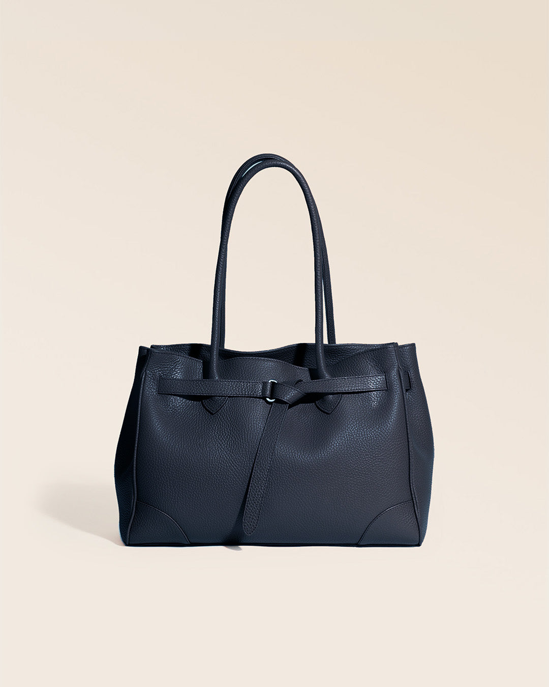 Notre sac Balneum en cuir façon vigogne bleu marine vu de face en studio.