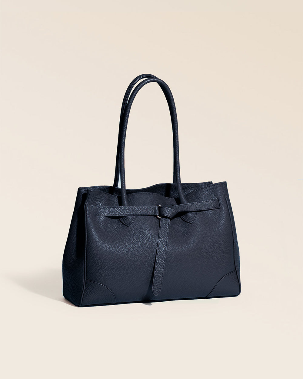 Notre sac Balneum en cuir façon vigogne bleu marine vu de quart en studio.