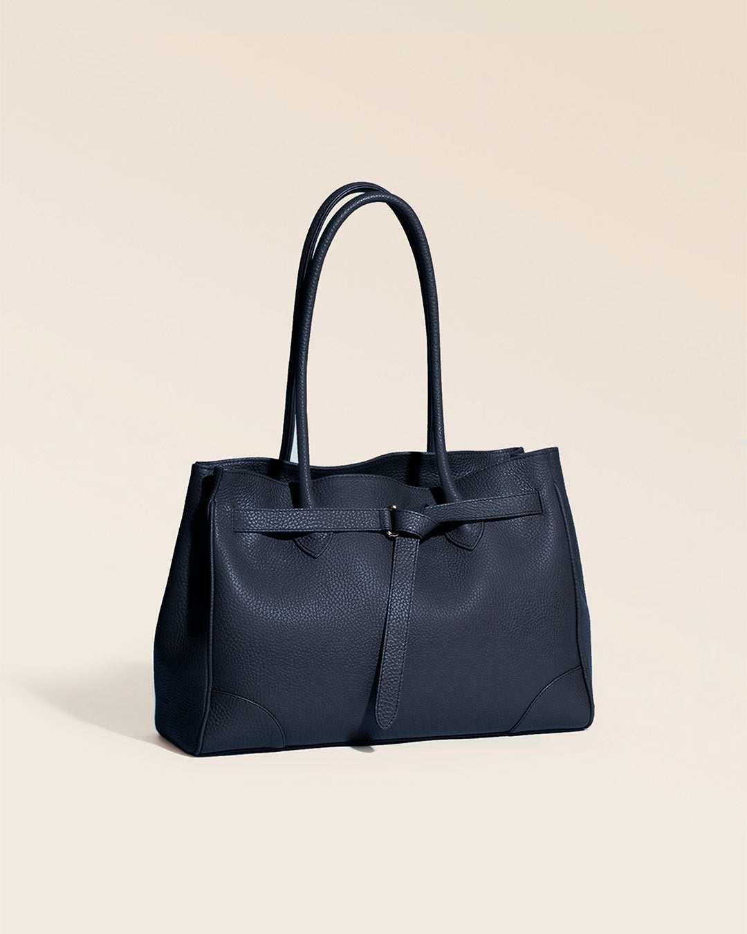 Notre sac Balneum en cuir façon vigogne bleu marine vu de quart en studio.