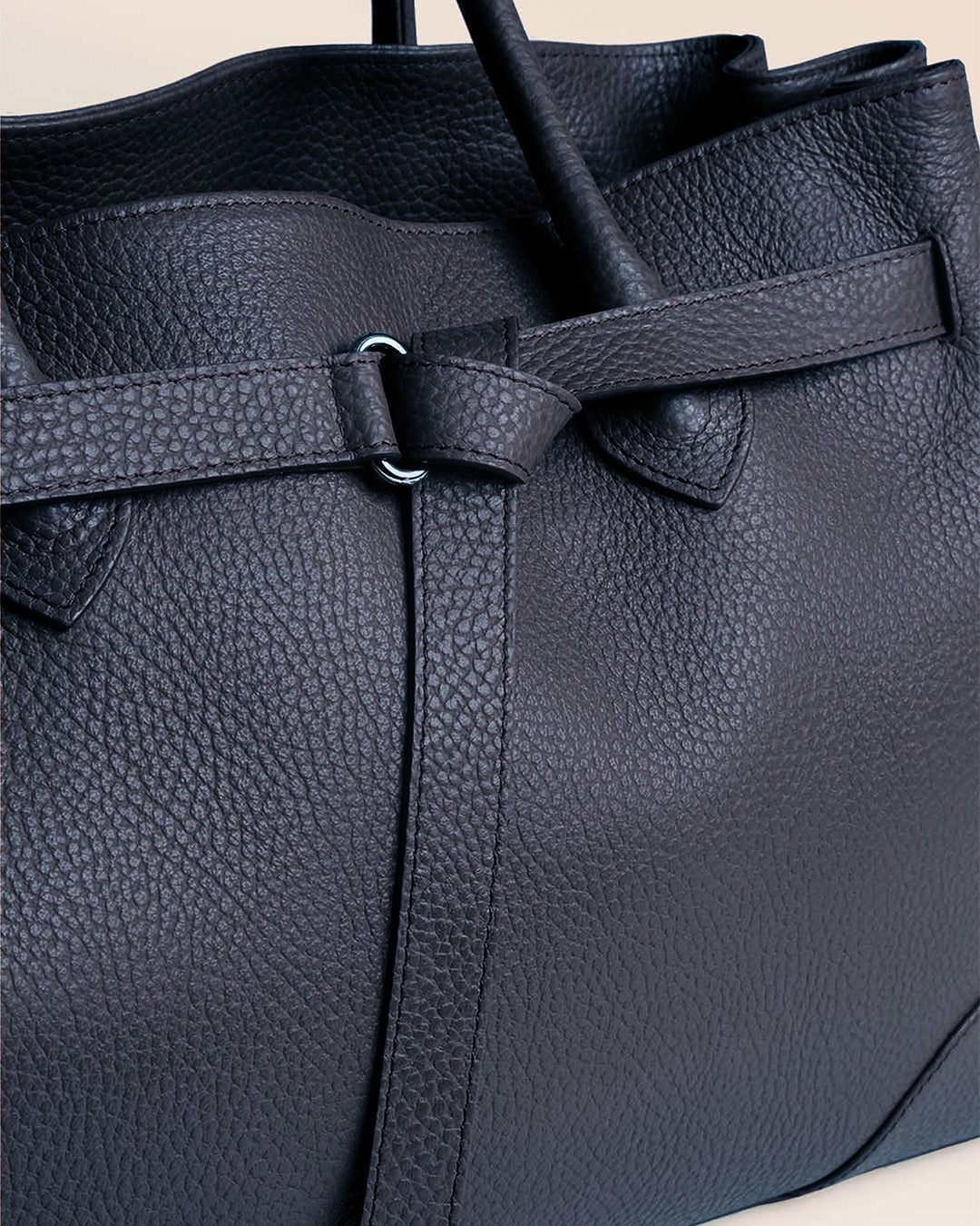 Notre sac Balneum en cuir façon vigogne bleu marine vu de près en studio.