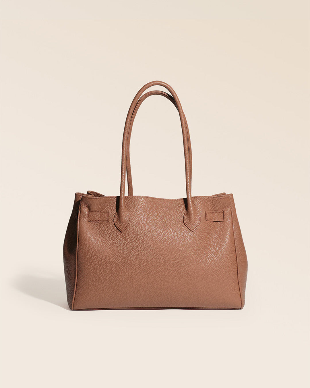 Notre sac Balneum en cuir façon vigogne fauve vu de dos en studio.