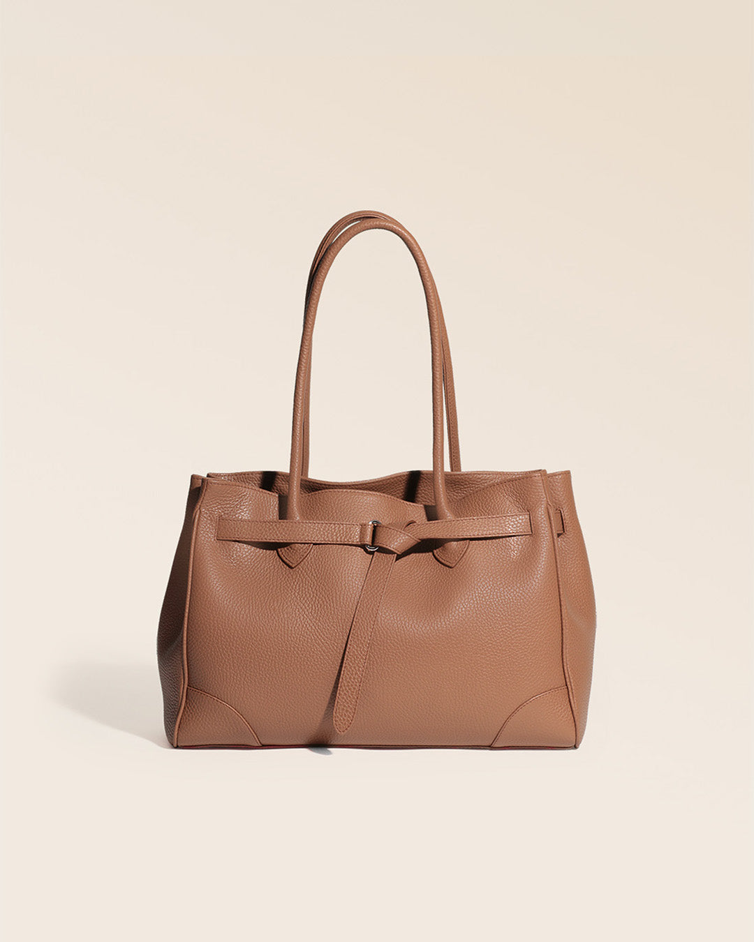 Notre sac Balneum en cuir façon vigogne fauve vu de face en studio.