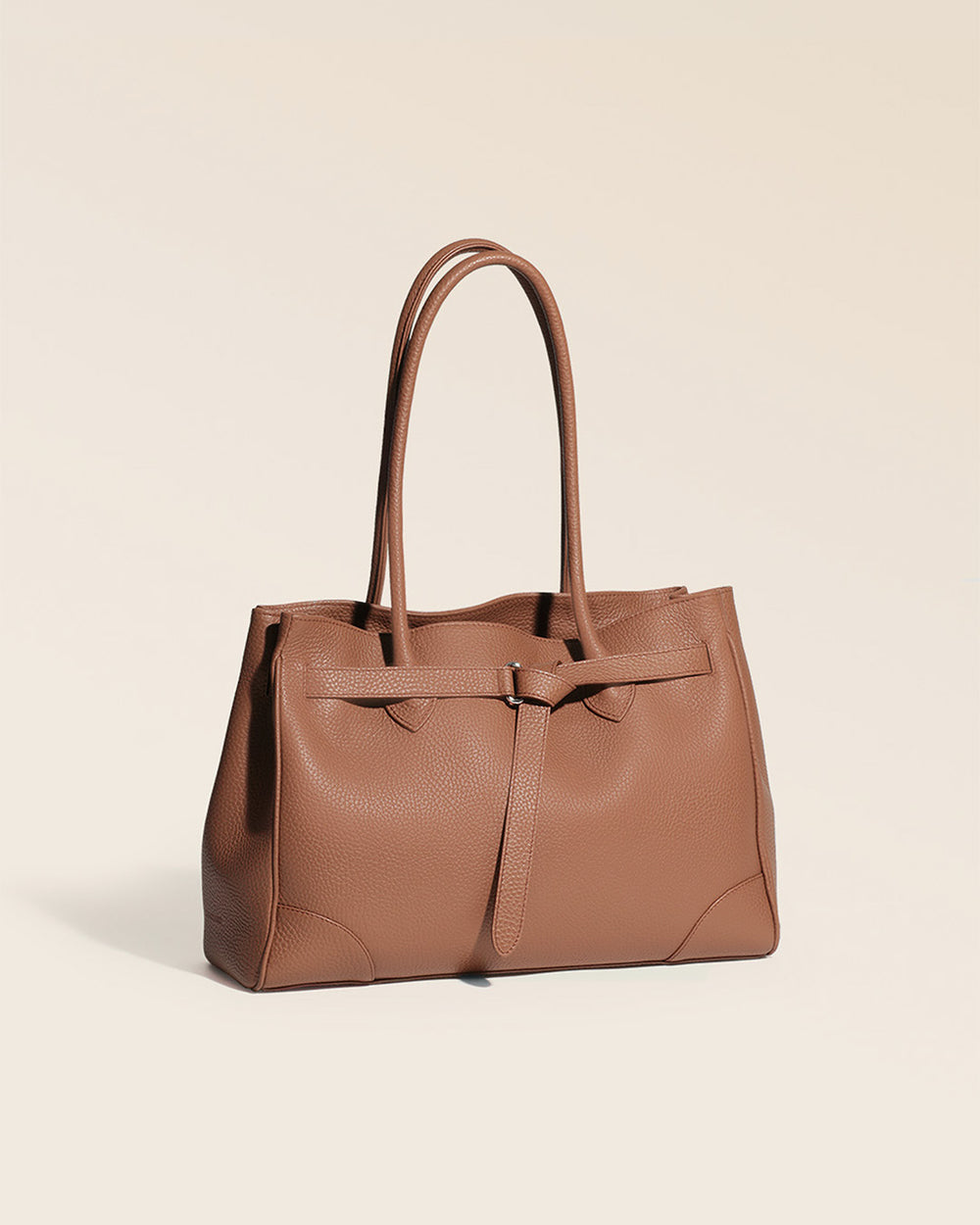 Notre sac Balneum en cuir façon vigogne fauve vu de quart en studio.