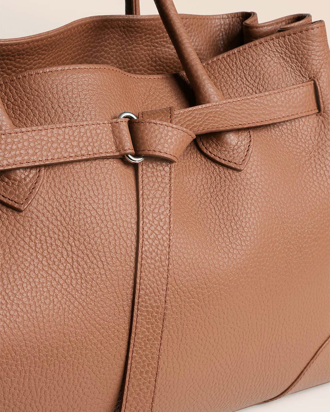 Notre sac Balneum en cuir façon vigogne fauve vu de près en studio.