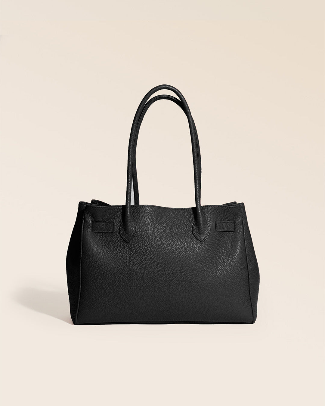 Notre sac Balneum en cuir façon vigogne noir vu de dos en studio.