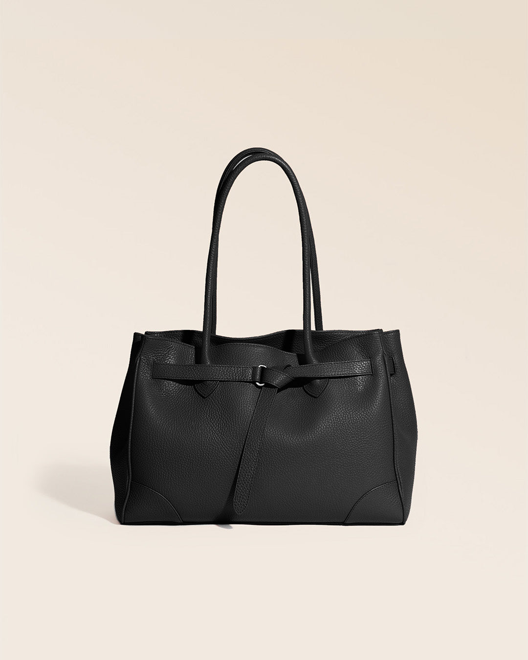 Notre sac Balneum en cuir façon vigogne noir vu de face en studio.