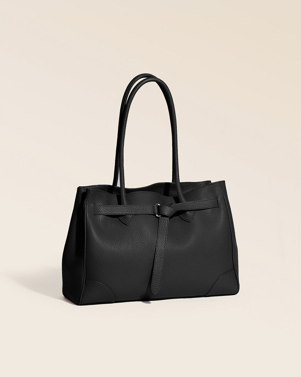 Notre sac Balneum en cuir façon vigogne noir vu de quart en studio.