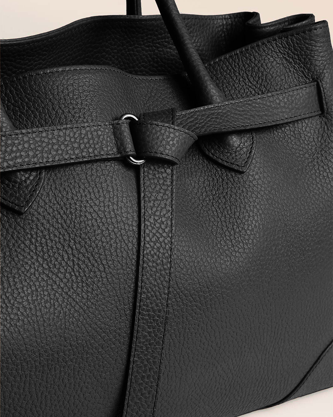 Notre sac Balneum en cuir façon vigogne noir vu de près en studio.