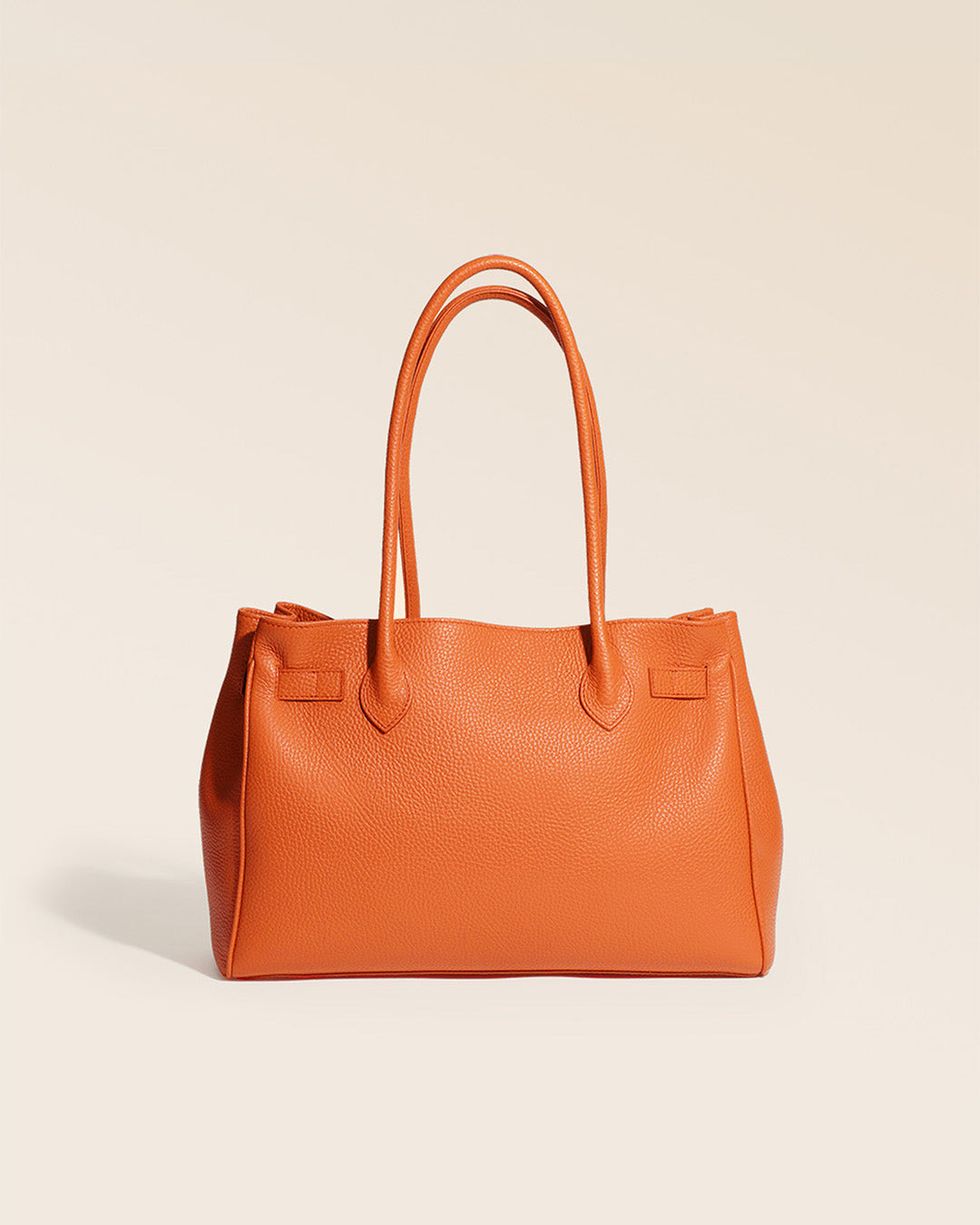 Notre sac Balneum en cuir façon vigogne orange vu de dos en studio.