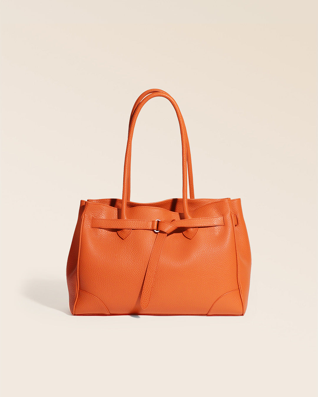 Notre sac Balneum en cuir façon vigogne orange vu de face en studio.