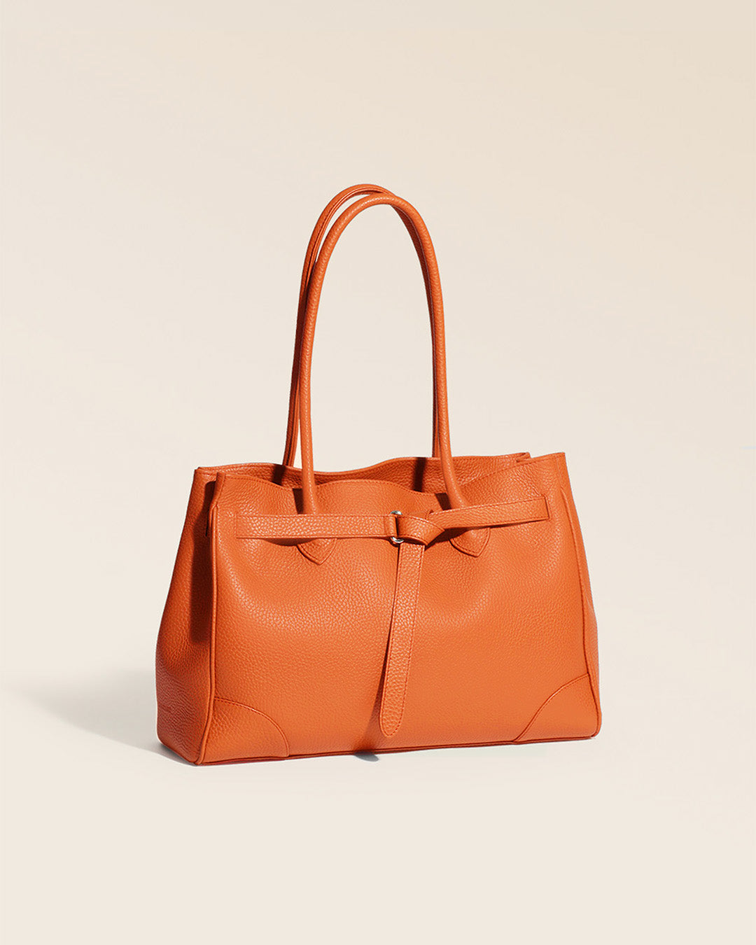 Notre sac Balneum en cuir façon vigogne orange vu de quart en studio.
