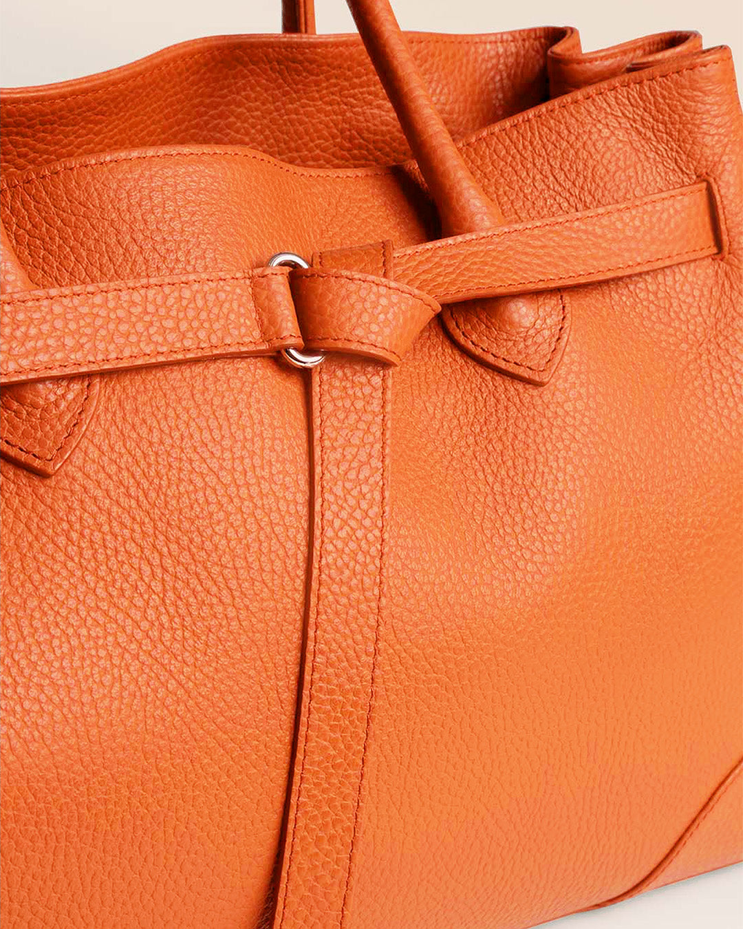 Notre sac Balneum en cuir façon vigogne orange vu de près en studio.