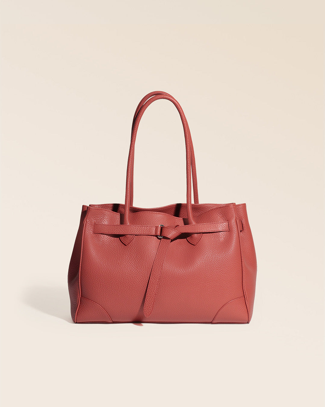 Notre sac Balneum en cuir façon vigogne terracotta vu de face en studio.