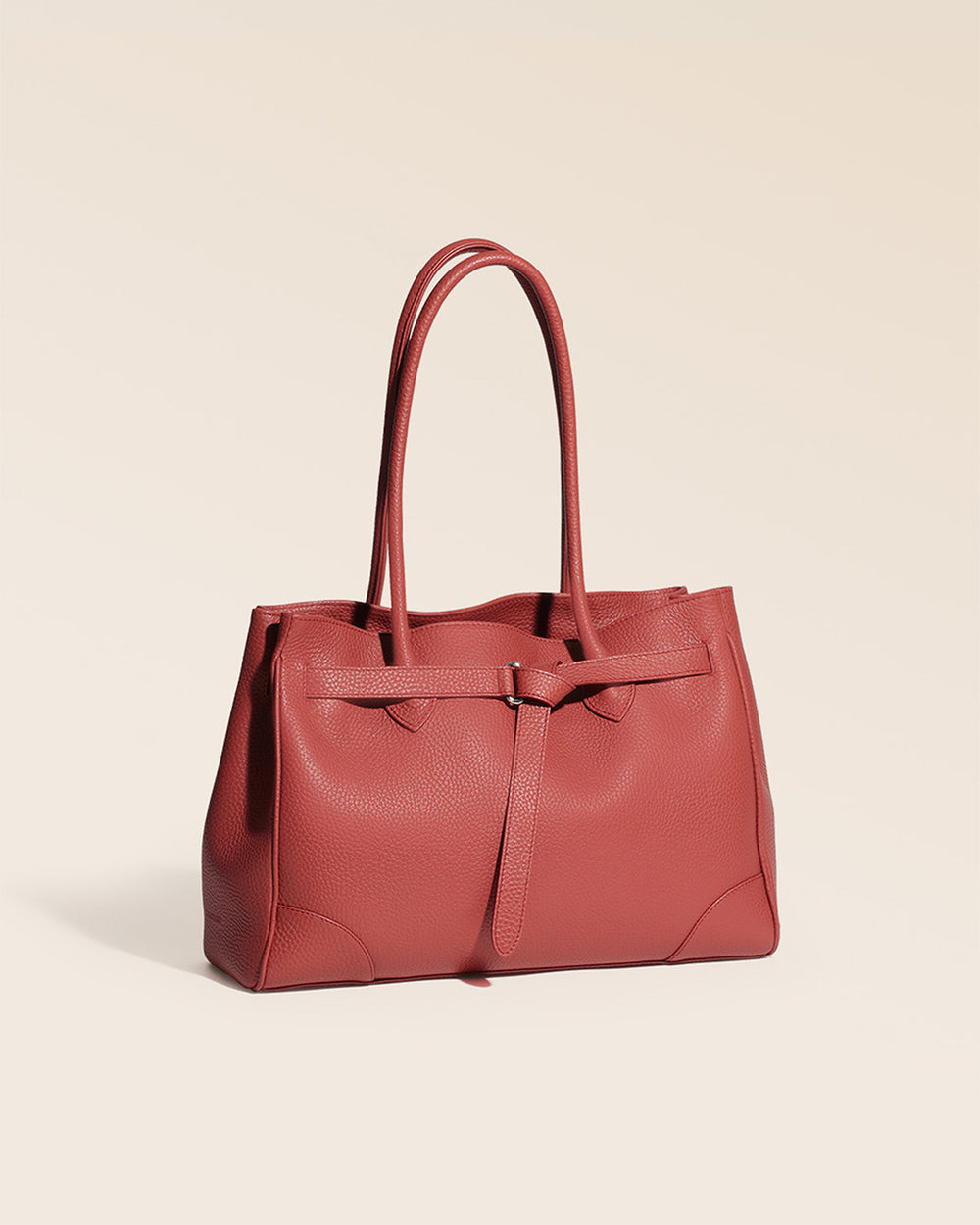 Notre sac Balneum en cuir façon vigogne terracotta vu de quart en studio.