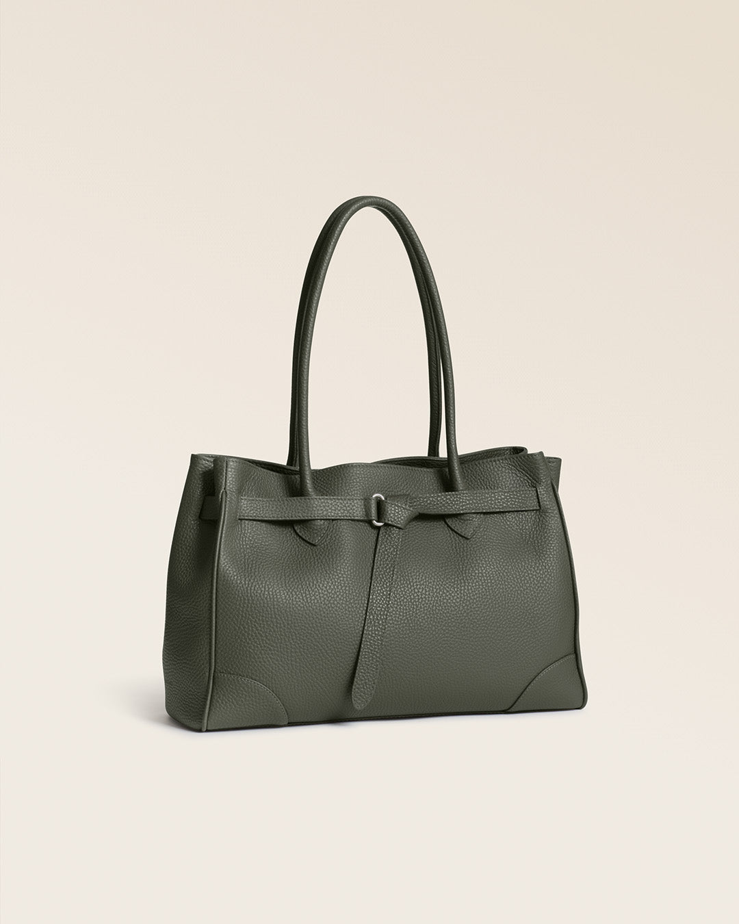 Notre sac Balneum Renouard en cuir façon vigogne kaki, vu de quart en studio.