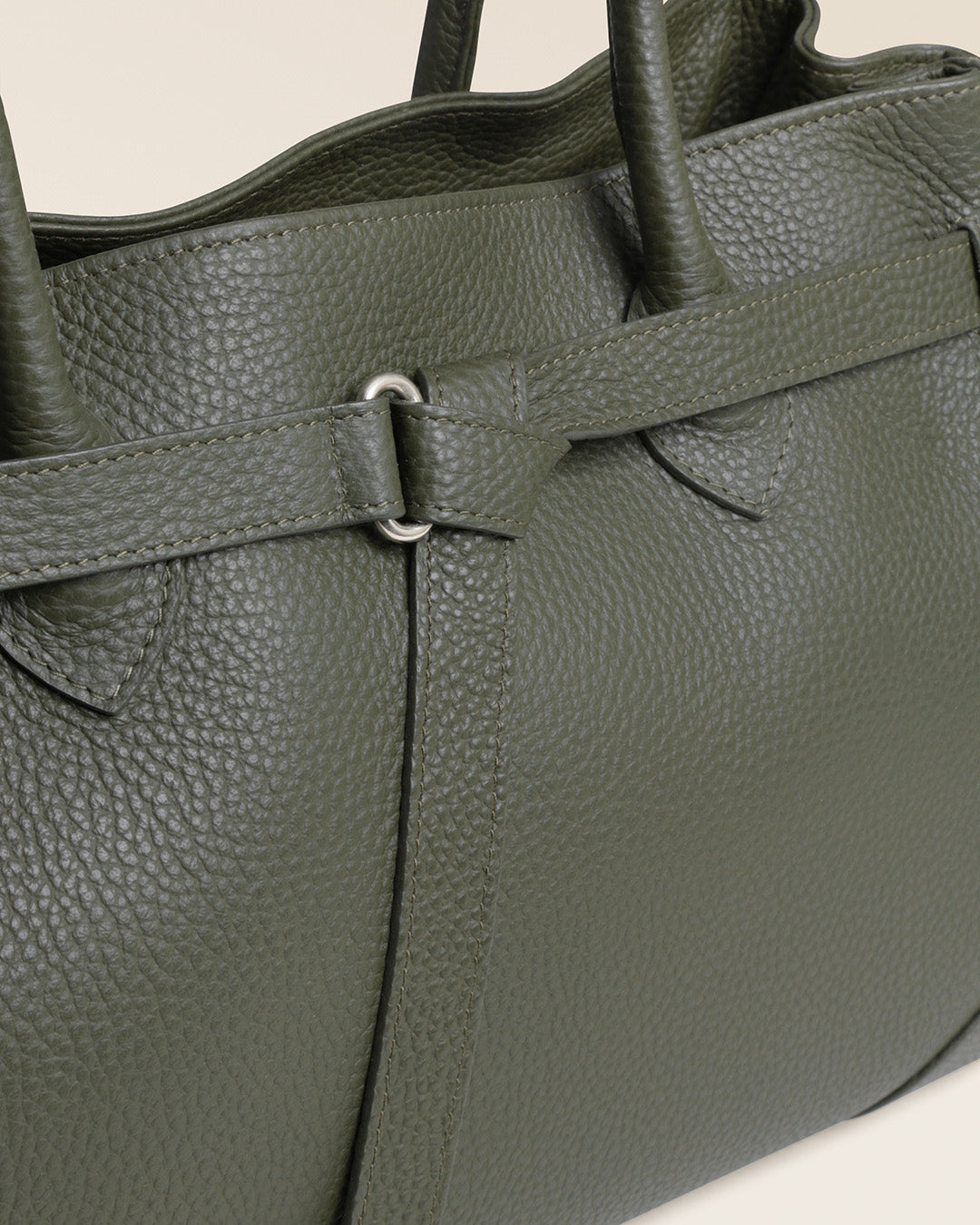 Notre sac Balneum Renouard en cuir façon vigogne kaki, vu de près en studio.