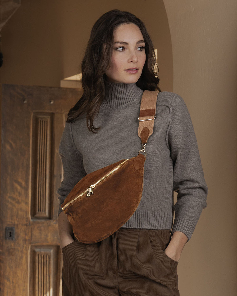 Notre sac Batz Renouard en cuir veau velours noisette, vu porté par notre mannequin. 