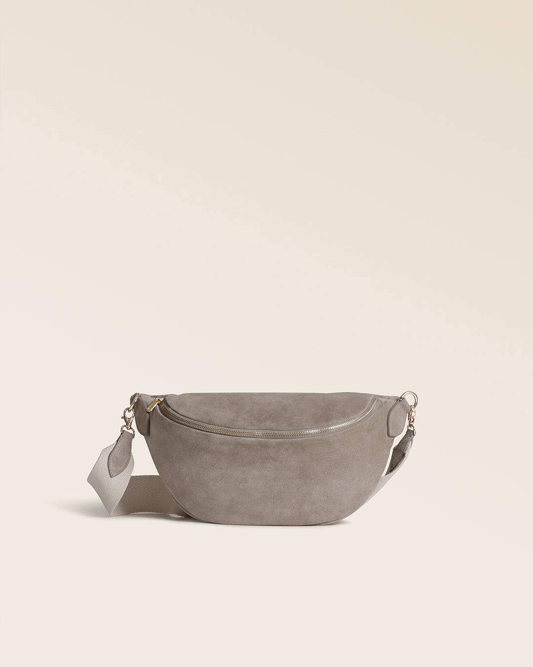 Notre sac Batz Renouard en cuir veau velours taupe et sa bandoulière coton craie, vu de face en studio.