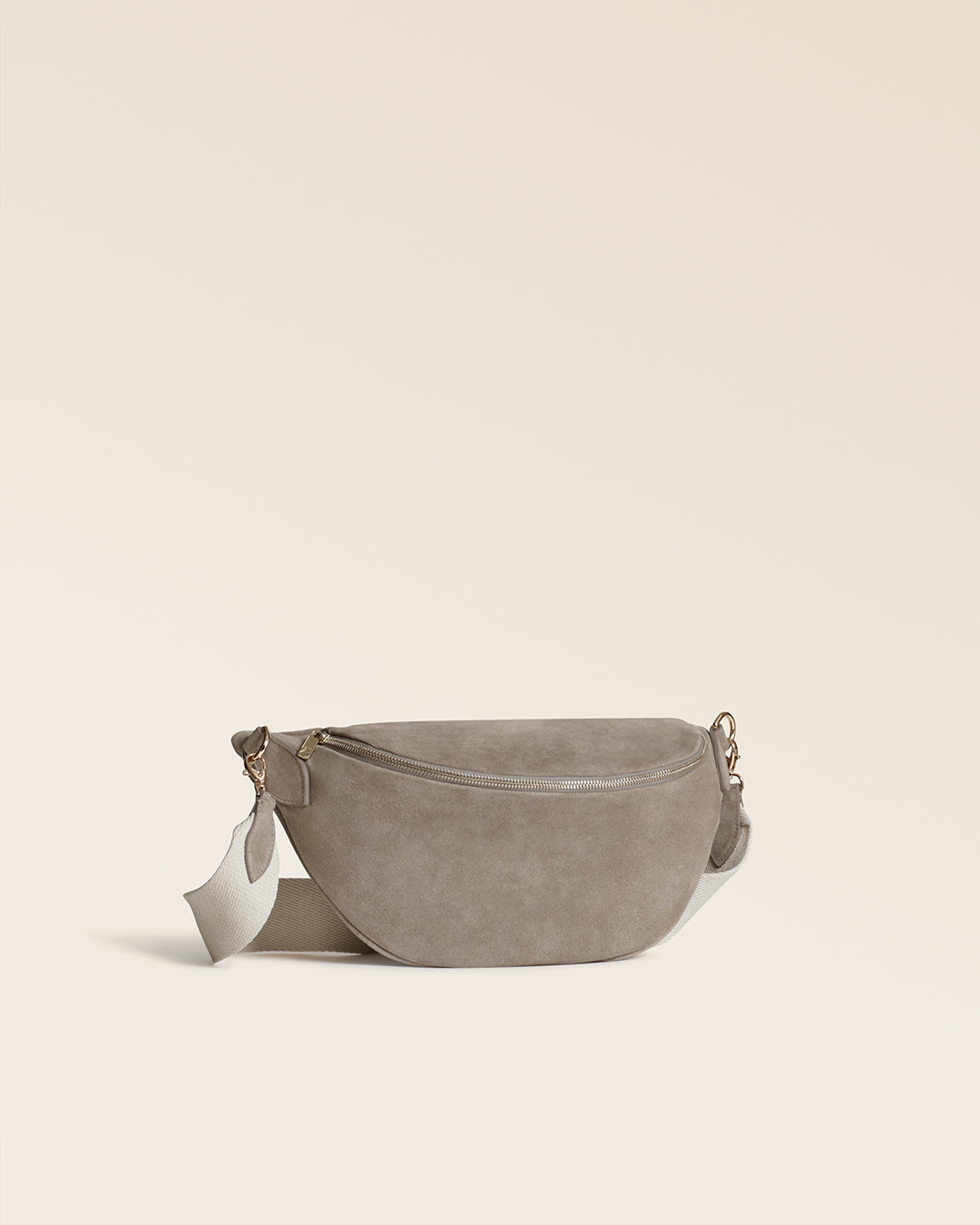 Notre sac Batz Renouard en cuir veau velours taupe et sa bandoulière coton craie, vu de quart en studio.