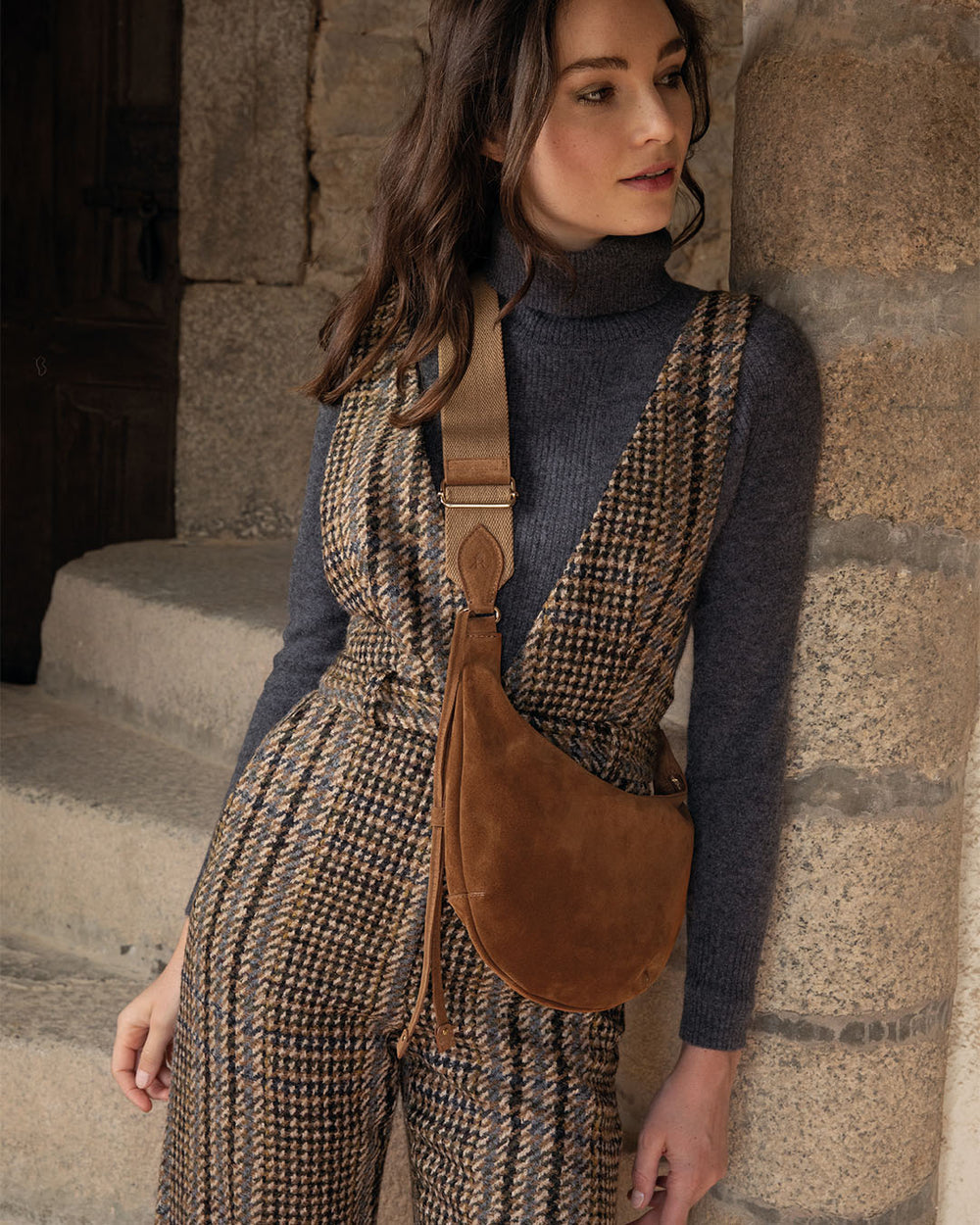 Notre sac Bihan Renouard en cuir veau velours noisette vu porté par notre mannequin.