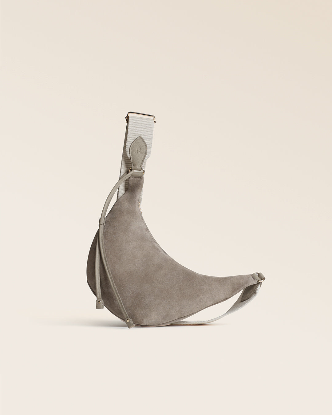 Notre sac Bihan Renouard en cuir veau velours taupe et sa bandoulière coton craie, vu de face en studio.