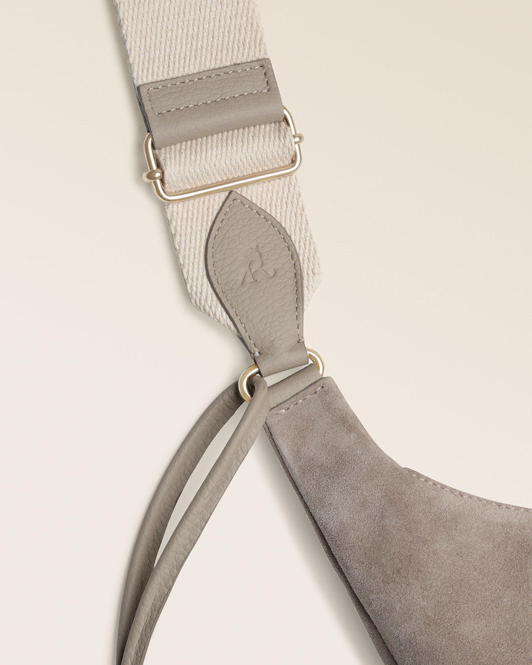 Notre sac Bihan Renouard en cuir veau velours taupe et sa bandoulière coton craie, vu de près en studio.