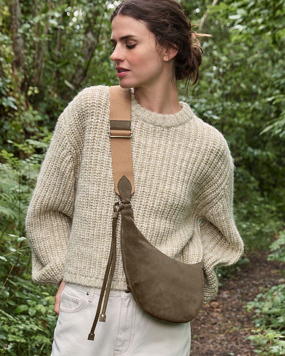 Le sac Bihan Renouard en cuir veau velours truffe, vu porté par notre mannequin.