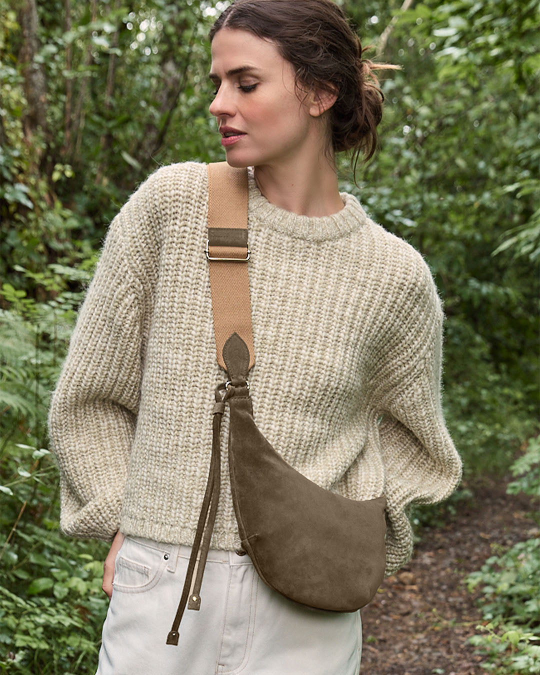 Le sac Bihan Renouard en cuir veau velours truffe, vu porté par notre mannequin.