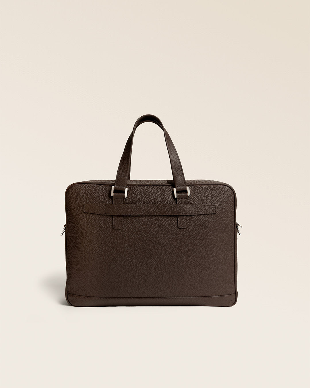 Le sac de travail Boston Renouard en cuir façon vigogne chocolat, vu de dos en studio.