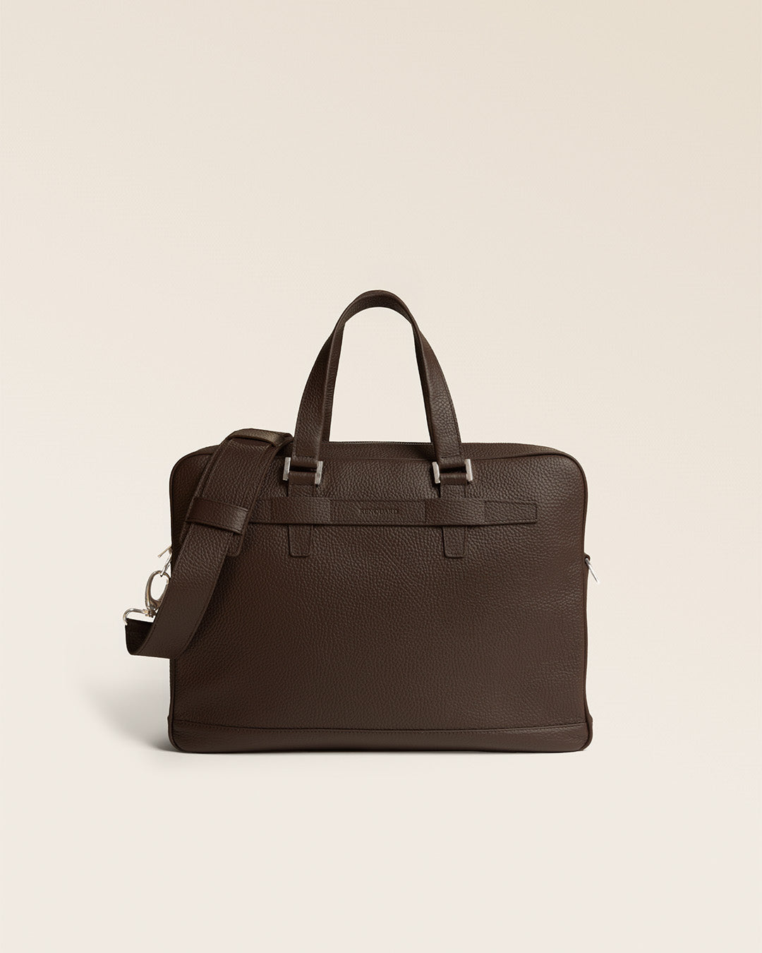 Le sac de travail Boston Renouard en cuir façon vigogne chocolat, vu de face en studio.