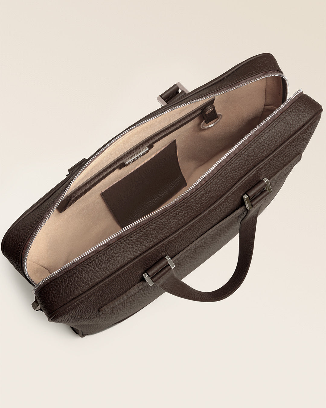 Le sac de travail Boston Renouard en cuir façon vigogne chocolat, vu ouvert en studio.
