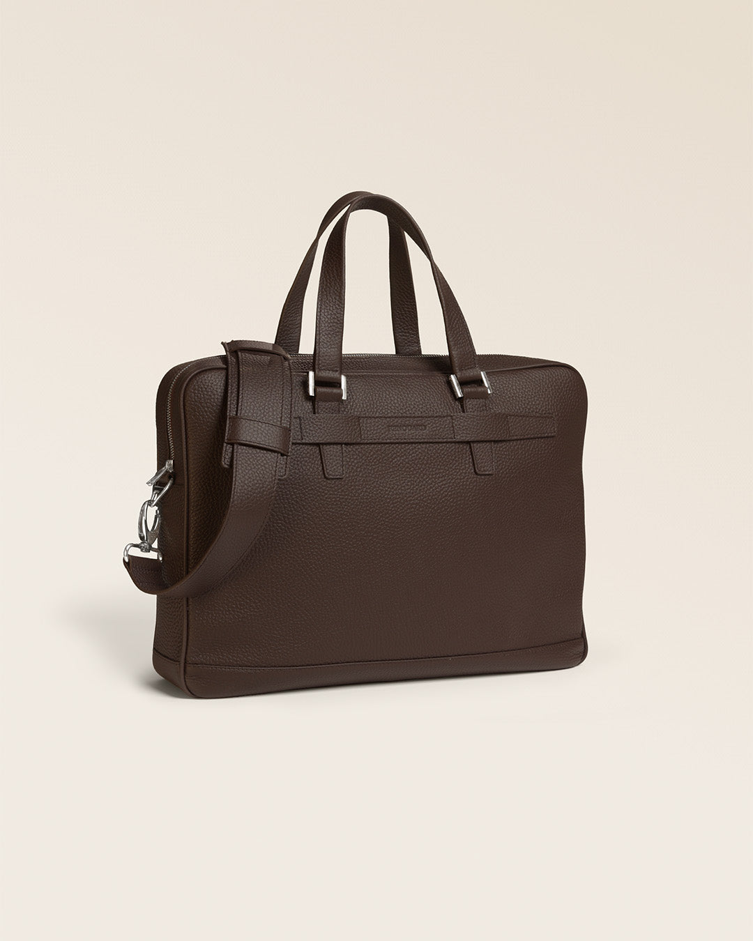 Le sac de travail Boston Renouard en cuir façon vigogne chocolat, vu de quart en studio.