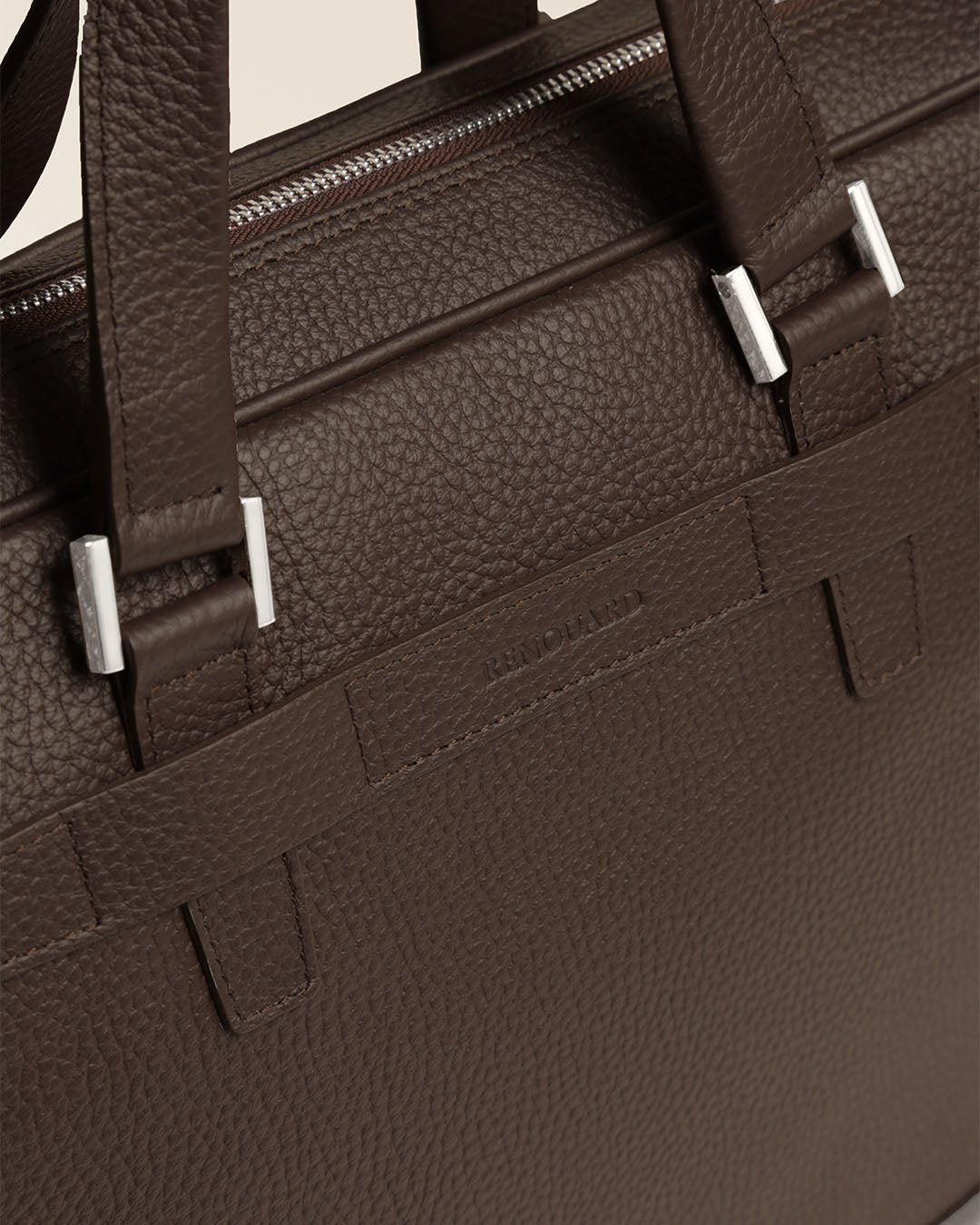 Le sac de travail Boston Renouard en cuir façon vigogne chocolat, vu de près en studio.