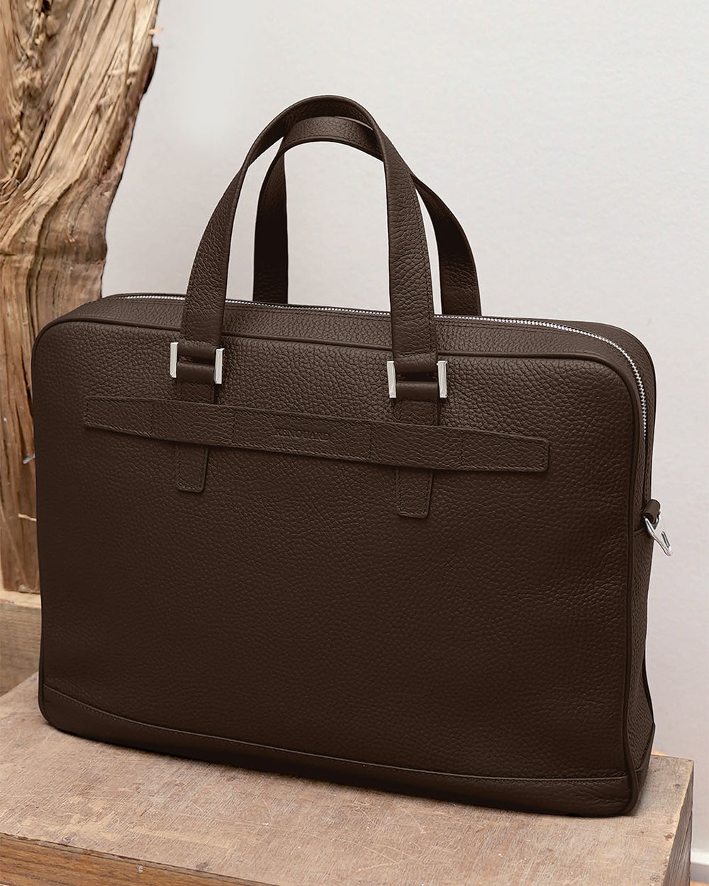 Le sac de travail Boston Renouard, en cuir façon vigogne chocolat vu en ambiance.