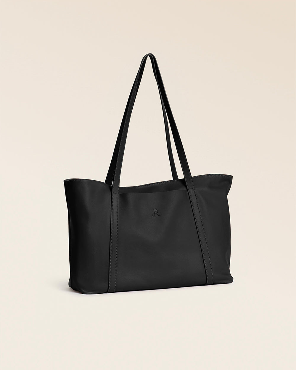 Notre cabas Annette Renouard en cuir lisse noir, vu de quart en studio.