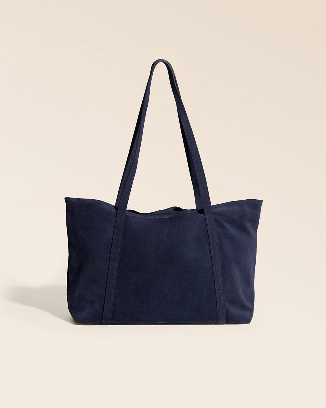 Notre cabas Annette Renouard en cuir veau velours encre, vu de dos en studio.