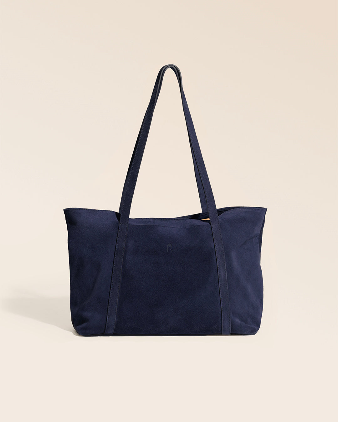 Notre cabas Annette Renouard en cuir veau velours encre, vu de face en studio.