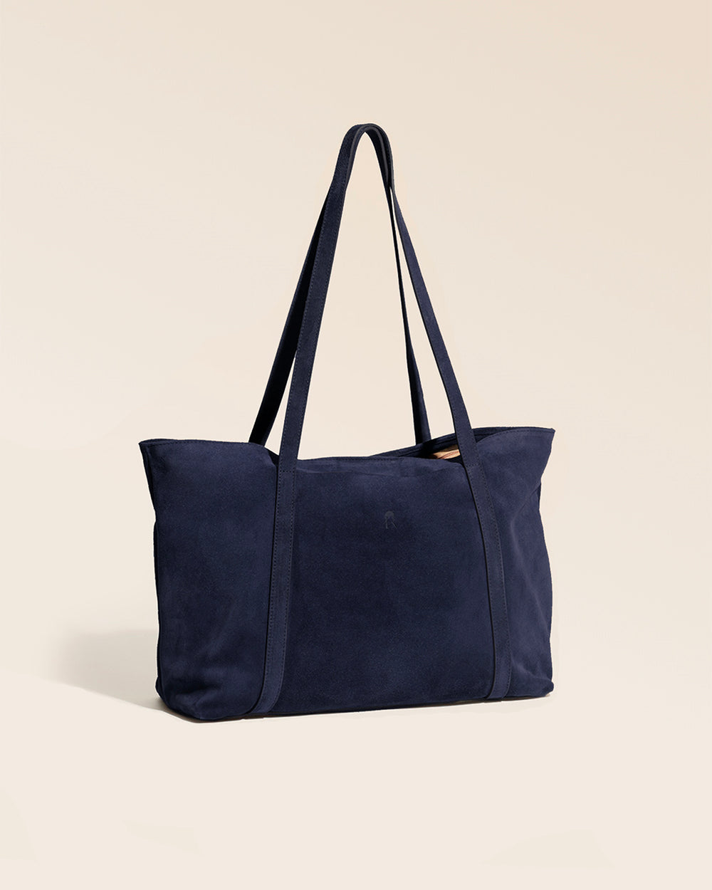 Notre cabas Annette Renouard en cuir veau velours encre, vu de quart en studio.