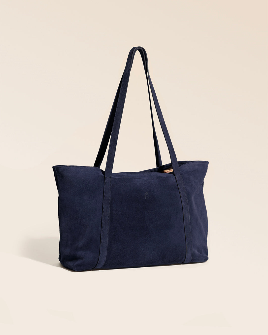 Notre cabas Annette Renouard en cuir veau velours encre, vu de quart en studio.