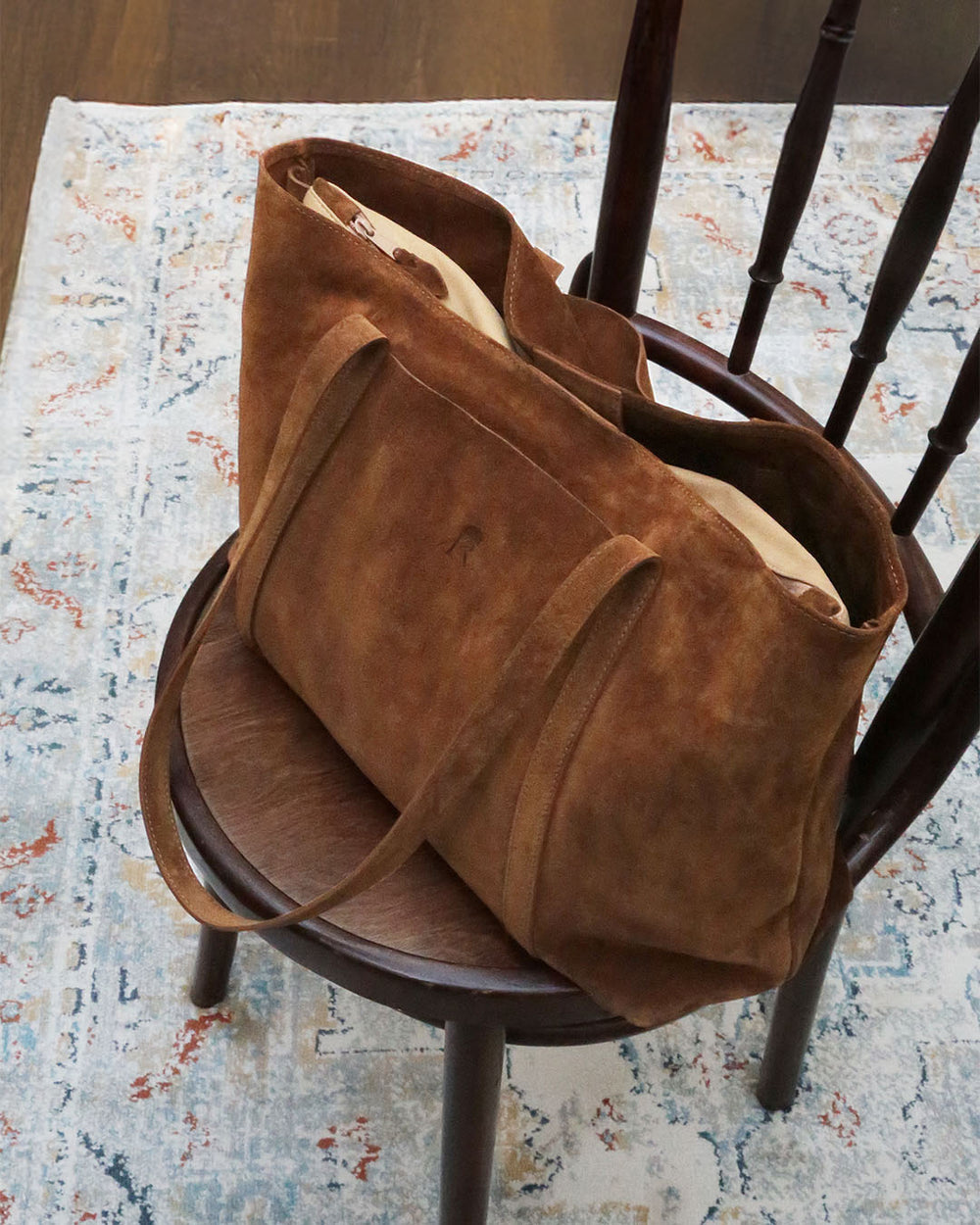 Notre sac cabas Annette Renouard en cuir veau velours noisette, vu en ambiance.