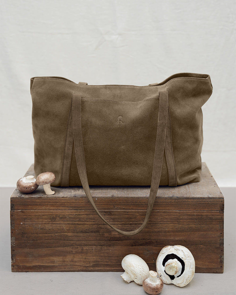 Le sac cabas Annette Renouard en cuir veau velours truffe, vu de face en ambiance.