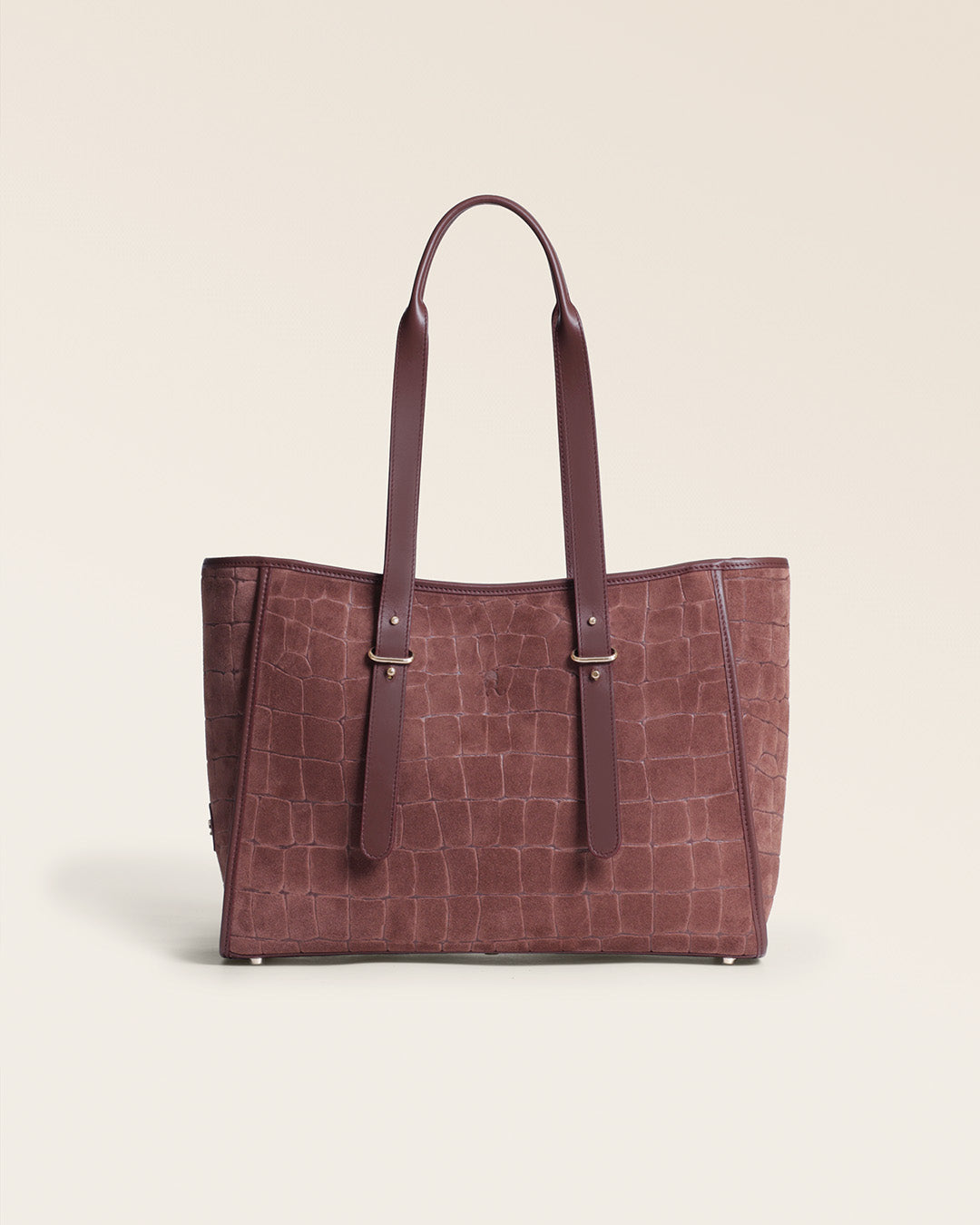 Le sac cabas Marcello Renouard en cuir veau velours façon croco acajou et cuir lisse acajou, vu de dos en studio.