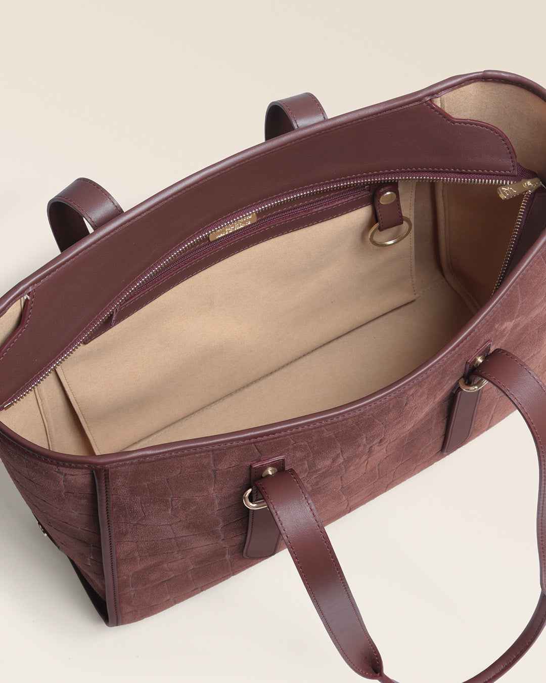 Le sac cabas Marcello Renouard en cuir veau velours façon croco acajou et cuir lisse acajou, vu ouvert en studio.