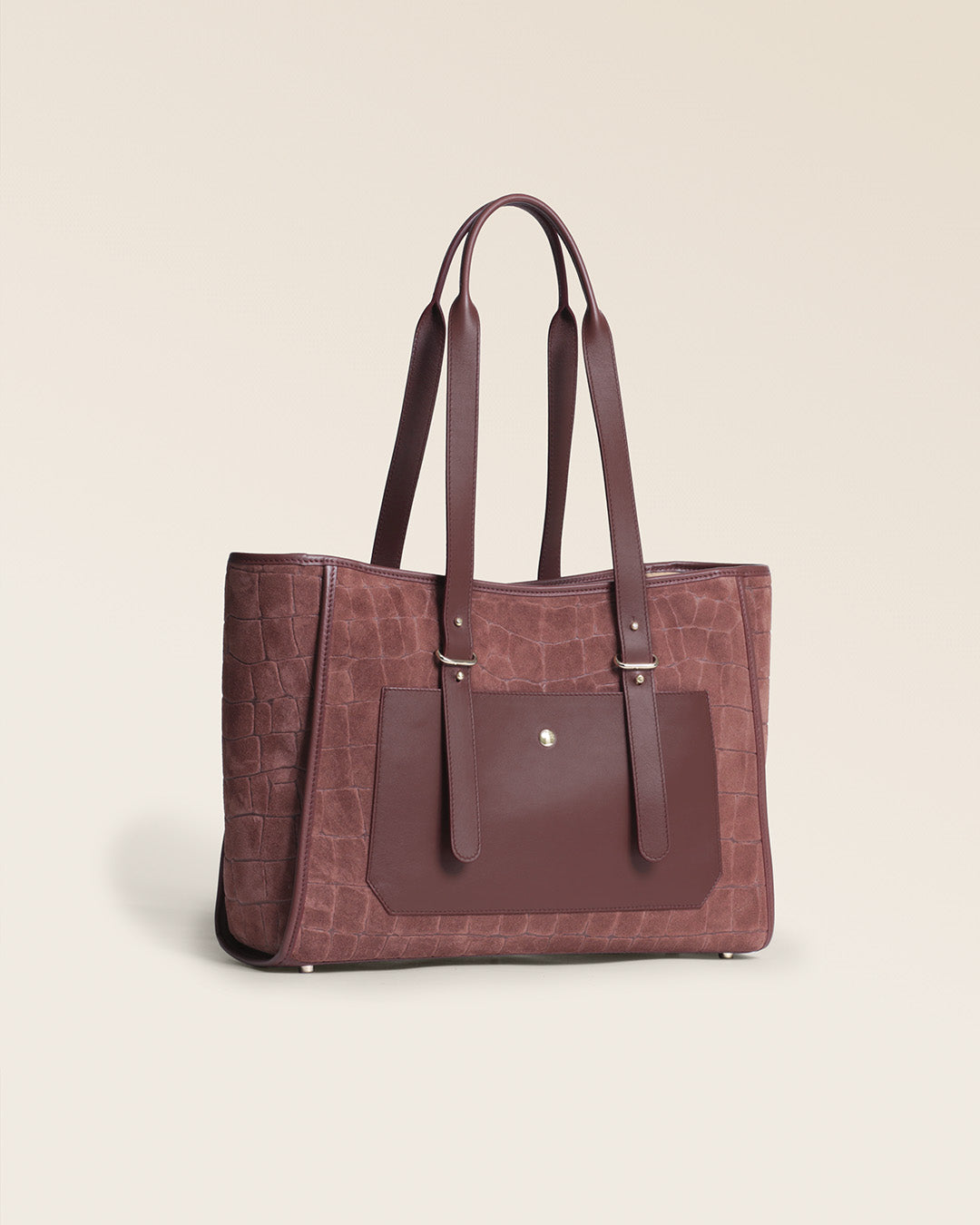 Le sac cabas Marcello Renouard en cuir veau velours façon croco acajou et cuir lisse acajou, vu de quart en studio.