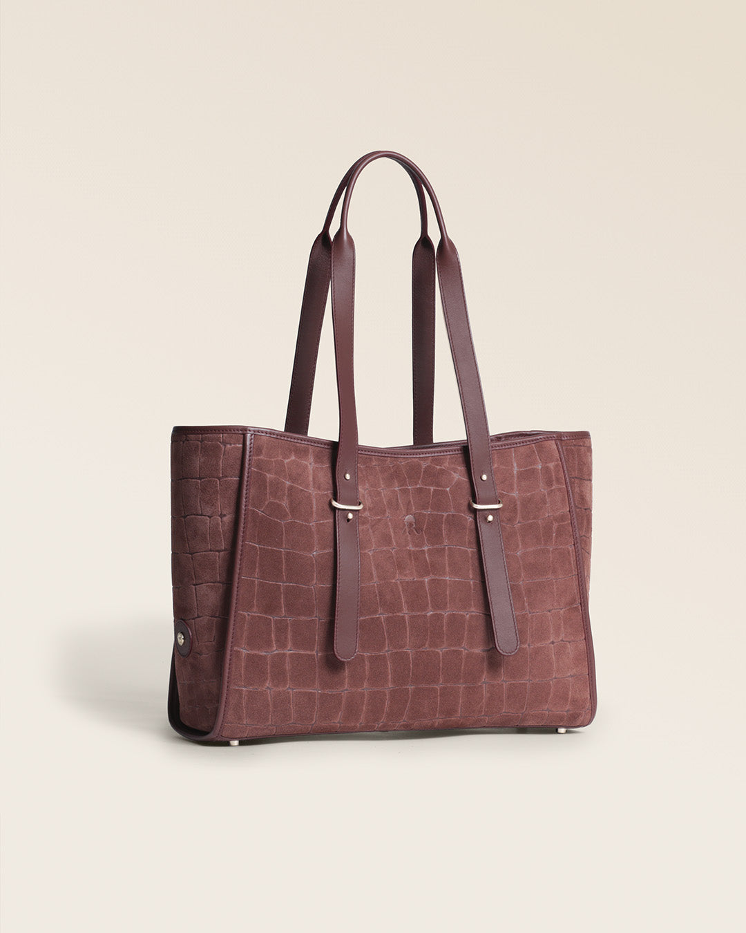 Le sac cabas Marcello Renouard en cuir veau velours façon croco acajou et cuir lisse acajou, vu de quart dos en studio.